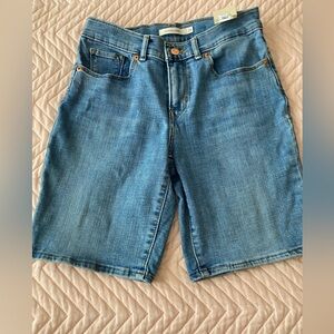 Women Levi’s shorts